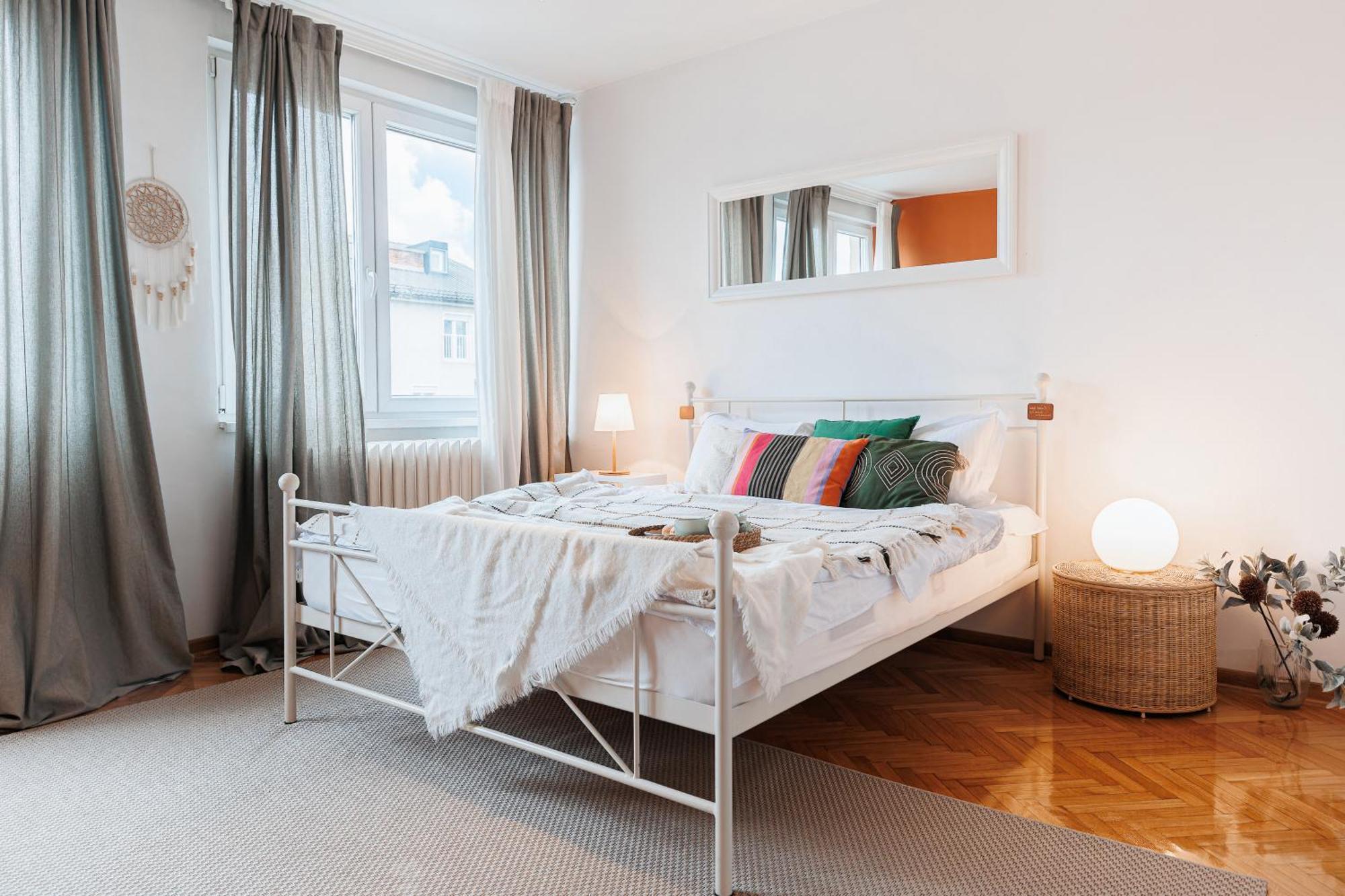 Sunbeam Cloud Old Town View Renovated Apartment